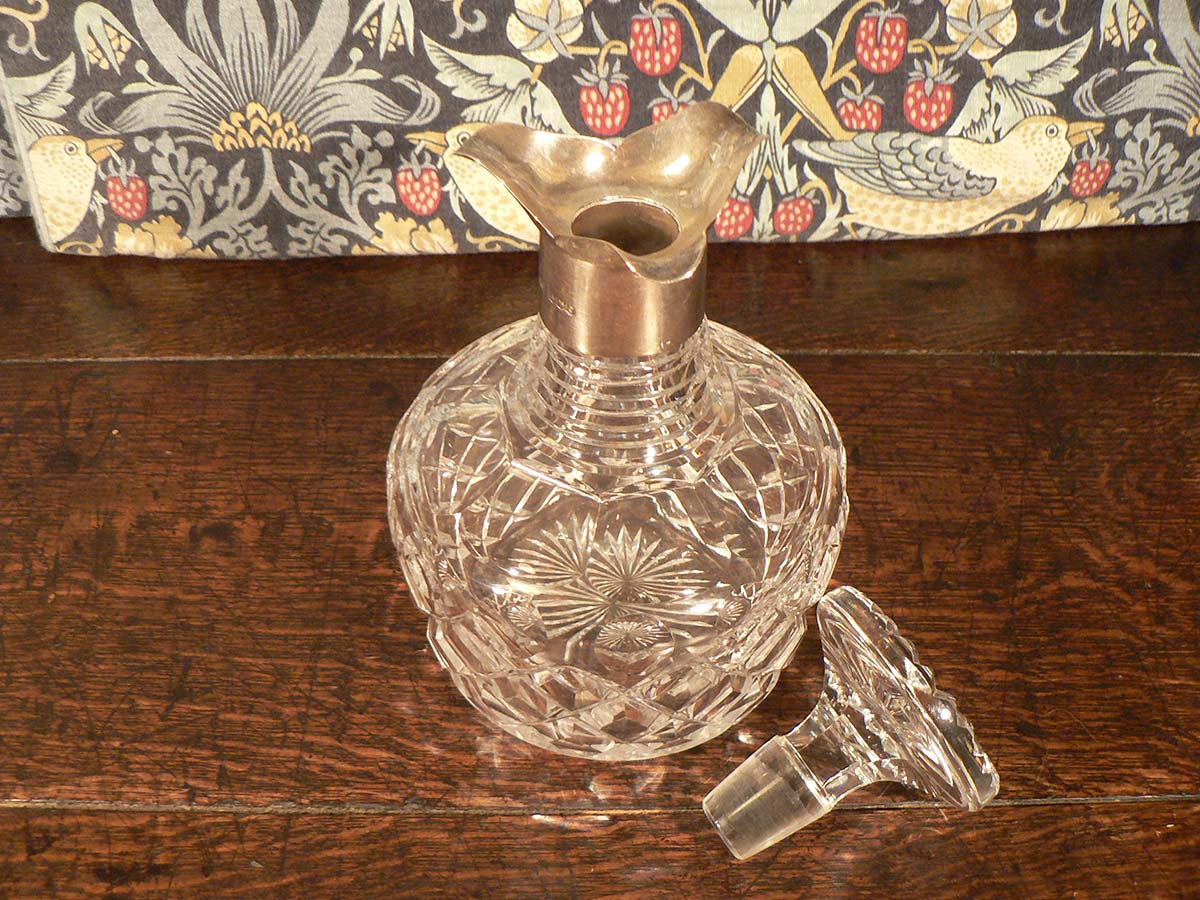 https://www.erskineantiques.com.au/img/products/Crystal/Sterling-silver-and-crystal-decanter-lid-off.jpg